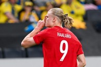 Гравець збірної Швеції назвав Холанда повією і погрожував зламати ноги – розкішна відповідь форварда 