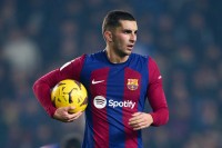 Зірка «Барселони» вліпив по голові фанату «Реала» – відео аномальної точності