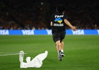 Stop Putler: фінал жіночого ЧС призупинили через уболівальника з яскравим написом на футболці – фото