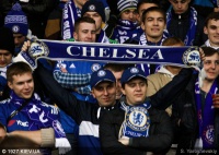 Так буде на Євро-2016? Поліцейський газом «заспокоїв» фанатів «Челсі» за святкування голу