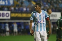 Экс-динамовец Бетао элегантным движением «убрал» соперника – момент дня 