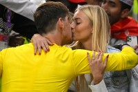 Куртуа знявся у ніжній фотосесії з нареченою та анонсував особливого гостя на весіллі