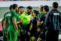 Новая звезда Бразилии: девушка-арбитр против разъяренных футболистов 