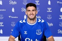 Офіційно! «Евертон» орендував конкурента для Миколенка