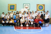 Динамівці вручили дітям, що погано бачать, спеціальні м'ячі