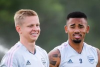 Зінченко однією дією розсмішив усю команду: відео кумедного моменту на фотосесії «Арсеналу»