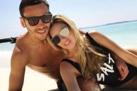 Дружина екс-зірки «Динамо» оголила ніжки у спекотній фотосесії – фанати у захваті