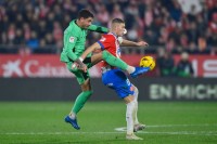 Довбик змарнував супершанс, але оформив асист – «Жирона» вигризла перемогу над «Атлетіко» в матчі з 7 голами