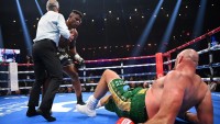 Ф'юрі зганьбився проти Нганну, але переміг в саудівському цирку на кістках – Усик наступний