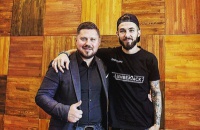 Український футболіст став перукарем