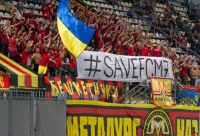 Фани «Металурга» закидали поле фаєрами та покинули стадіон