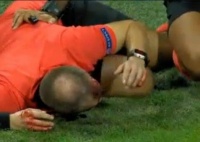 У матчі Ліги Європи арбітру розбили голову склянкою