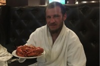 Футбол у в'язниці та оголене фото з бані: Як виглядає трешовий instagram Олександра Алієва