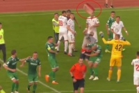 Фанат «Волыни» бросил в главного арбитра отломанное сиденье в матче с «Карпатами»