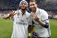 ​У Рамоса у вітальні висить копія «Таємної вечері», на якій він зображений замість Ісуса Христа