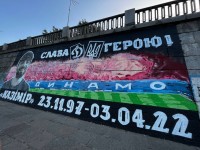На київській набережній з'явилось графіті на честь фаната «Динамо»