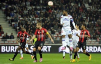 В матчі «Ліон» - «Ніцца» болівальники закидали поле туалетним папером