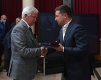 Президент України зустрівся з ветеранами київського «Динамо» і вручив їм державні нагороди