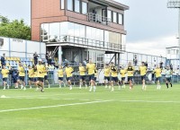 Збірна України провела дебютне тренування в Румунії - на проблемному полі та під наглядом Черната